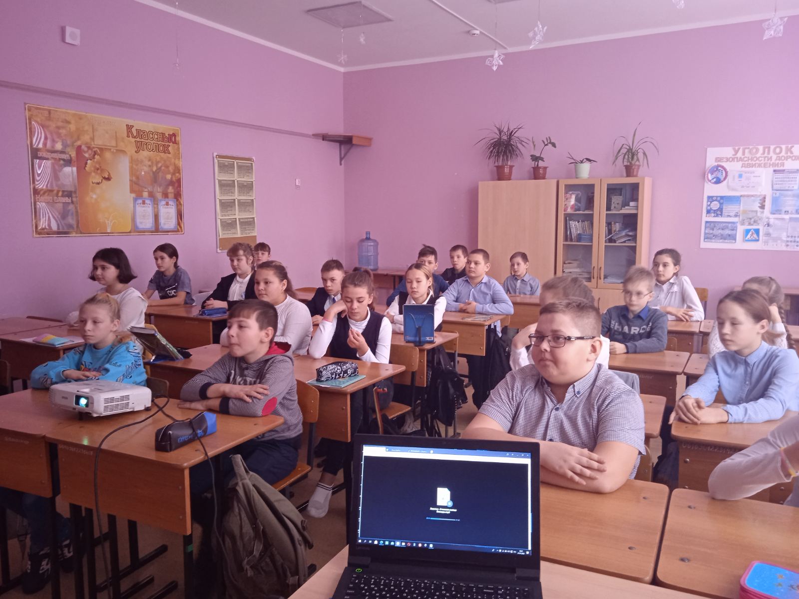 Всероссийский урок памяти. Урок большая перемена 2022. 16 Школа Кузнецк. Школьный класс фото с учениками. Фото открытого урока.